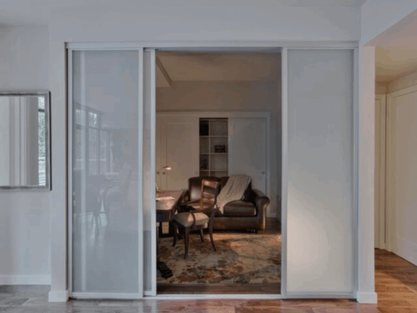 Porta sanfonada ou de correr: Qual a melhor opção para ganhar espaço em ambientes pequenos?